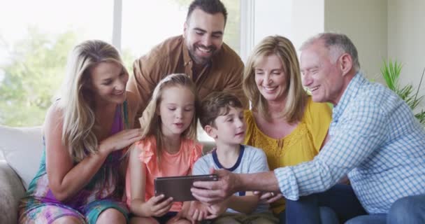 Sei Membri Una Famiglia Caucasica Multigenerazionale Che Trascorrono Del Tempo — Video Stock