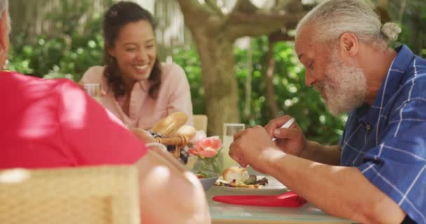 Familia Afroamericana Pasando Tiempo Juntos Jardín Sentados Una Mesa Comiendo — Vídeo de stock