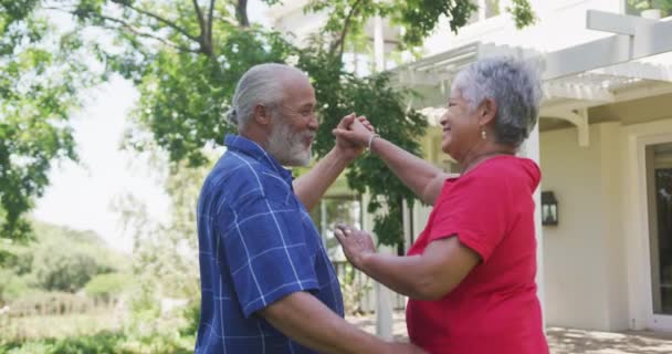 Afro Amerikaans Seniorenpaar Dat Samen Thuis Dansend Hun Tuin Elkaar — Stockvideo