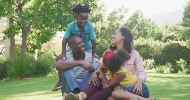 Афроамериканская Пара Сын Дочь Проводят Время Саду Вместе Сидя Траве — стоковое видео