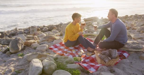 Pareja Caucásica Disfrutando Tiempo Libre Junto Mar Día Soleado Bebiendo — Vídeo de stock