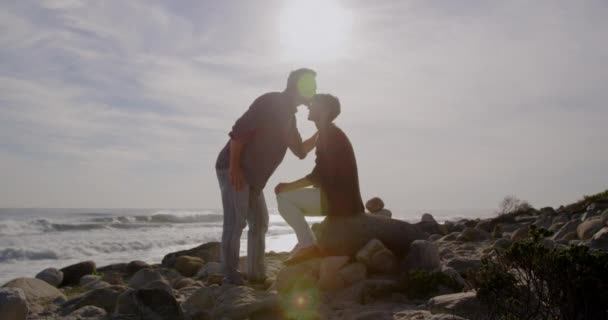 Kaukasisches Paar Genießt Einem Sonnigen Tag Die Freie Zeit Meer — Stockvideo