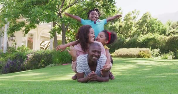 Retrato Família Afro Americana Passando Tempo Jardim Juntos Deitados Grama — Vídeo de Stock