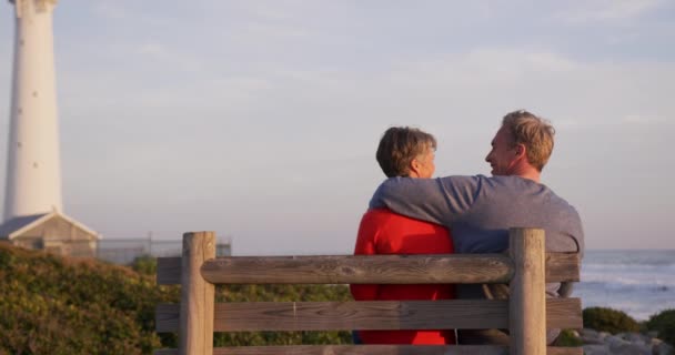 Kaukasiska Par Njuter Fritid Vid Havet Solig Dag Sitter Bänk — Stockvideo