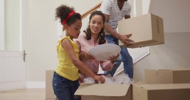 Afroameričtí Pár Jejich Dcera Stěhují Nového Domu Klečí Vybalují Krabici — Stock video