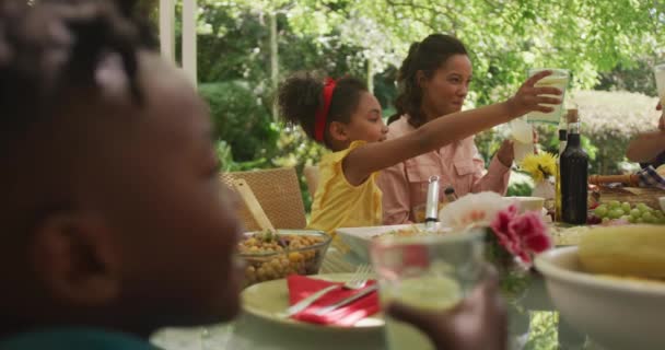 Afroamerikanische Familie Verbringt Zeit Garten Zusammen Sitzt Einem Esstisch Hält — Stockvideo