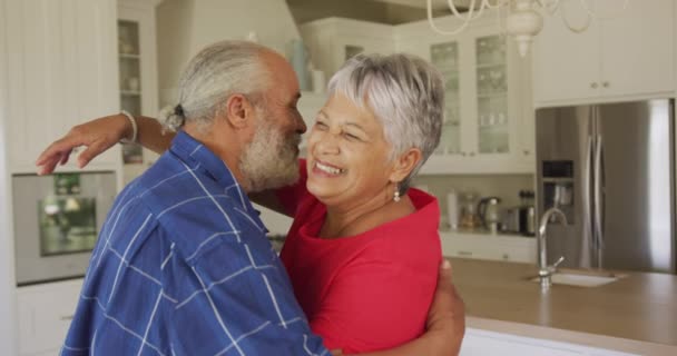 Een Afro Amerikaans Seniorenpaar Dat Samen Thuis Een Keuken Staat — Stockvideo