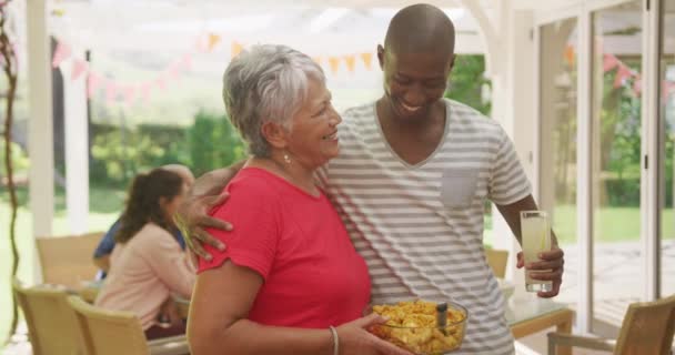 Afroamerikaner Verbringt Zeit Garten Umarmt Seine Mutter Während Die Familie — Stockvideo