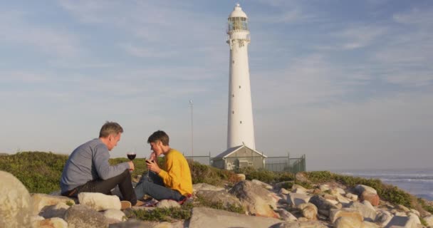 Kaukasisches Paar Genießt Die Freie Zeit Meer Einem Sonnigen Tag — Stockvideo