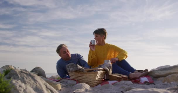 코카서스 부부는 서서히 움직이는 마시면서 시간을 바다에서 즐기고 지방에서의 — 비디오