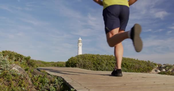 Hombre Caucásico Disfrutando Tiempo Libre Junto Mar Día Soleado Corriendo — Vídeo de stock