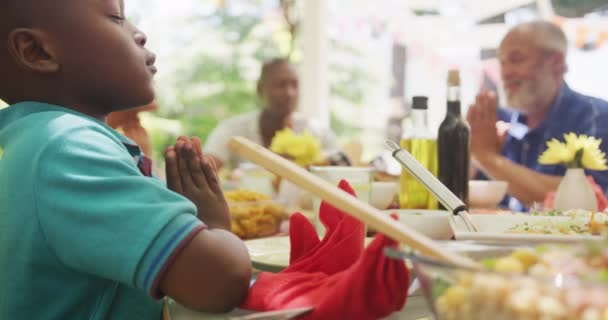 Familia Afroamericana Multigeneracional Pasando Tiempo Juntos Jardín Sentados Una Mesa — Vídeos de Stock