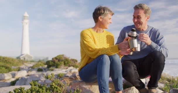 Kafkasyalı Çift Güneşli Bir Günde Deniz Kenarında Boş Zamanın Tadını — Stok video