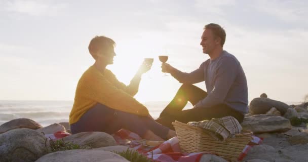 Valkoihoinen Pari Nauttii Vapaa Ajasta Meren Rannalla Aurinkoisena Päivänä Juoden — kuvapankkivideo