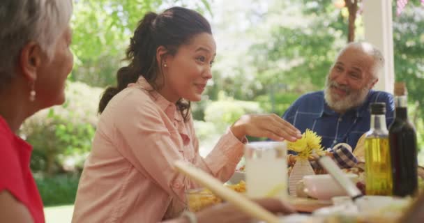 Afroamerikanerin Verbringt Zeit Garten Sitzt Mit Ihrer Familie Esstisch Und — Stockvideo