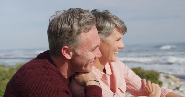 Pareja Caucásica Disfrutando Del Tiempo Libre Junto Mar Día Soleado — Vídeo de stock