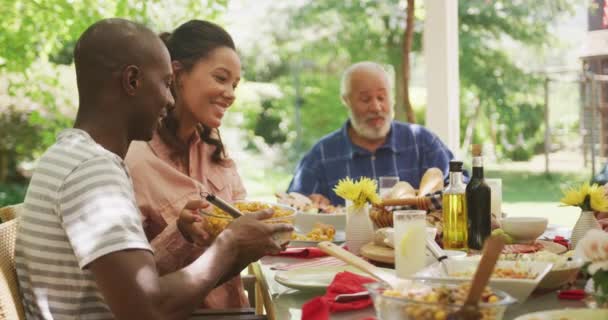 Afroamerikanische Familie Verbringt Zeit Garten Zusammen Sitzt Esstisch Isst Und — Stockvideo