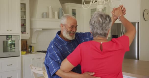 Afro Amerikaanse Senioren Die Samen Thuis Zijn Dansen Een Keuken — Stockvideo