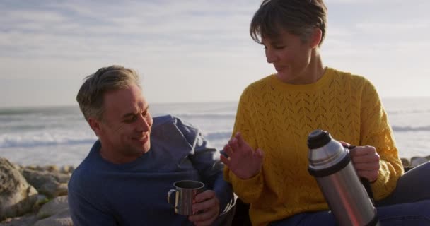 Kaukasisches Paar Genießt Einem Sonnigen Tag Die Freie Zeit Meer — Stockvideo