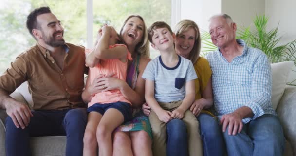 Portret Van Zes Leden Van Een Blanke Familie Van Meerdere — Stockvideo