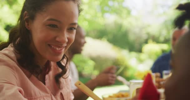 Wanita Afrika Amerika Menghabiskan Waktu Kebun Duduk Meja Makan Dengan — Stok Video