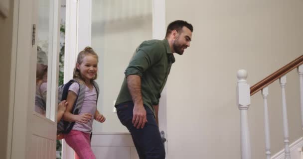 Para Kaukaska Ich Syn Córka Wchodzą Frontowymi Drzwiami Domu Dzieci — Wideo stockowe