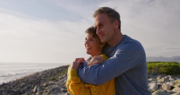 白人夫婦は ゆっくりとした動きで 晴れた日に海で自由な時間を楽しんでいます 海岸沿いの早期退職 — ストック動画