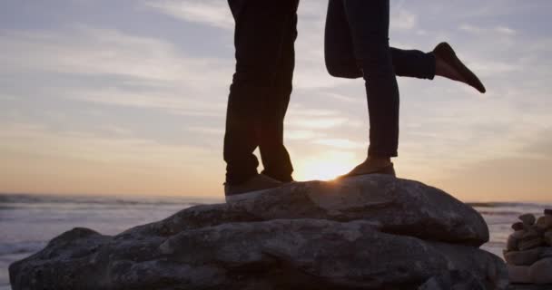Kaukasisches Paar Genießt Die Freie Zeit Meer Während Eines Sonnenuntergangs — Stockvideo