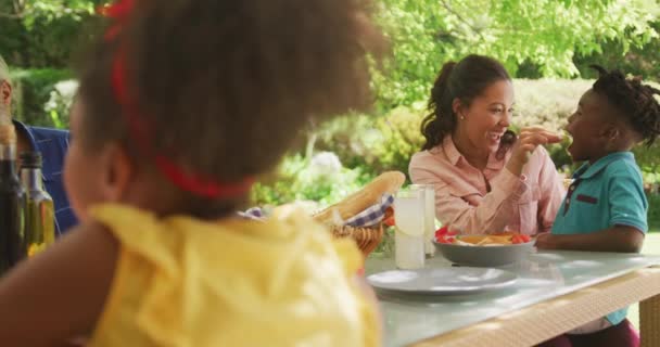 Afroamerikansk Kvinna Spenderar Tid Trädgården Sitter Vid Ett Middagsbord Med — Stockvideo