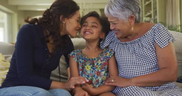 Mulher Afro Americana Sênior Sua Filha Adulta Sua Neta Jovem — Vídeo de Stock