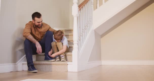 Homme Caucasien Son Fils Assis Dans Les Escaliers Garçon Attachant — Video