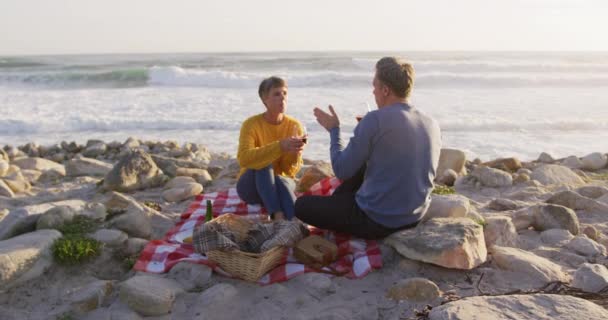 Pareja Caucásica Disfrutando Tiempo Libre Junto Mar Día Soleado Bebiendo — Vídeo de stock