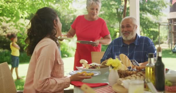 Eine Afroamerikanische Mehrgenerationenfamilie Verbringt Zeit Miteinander Garten Sitzt Esstisch Putzt — Stockvideo