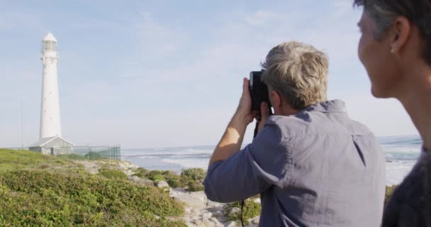 Kaukasisches Paar Genießt Die Freie Zeit Meer Einem Sonnigen Tag — Stockvideo