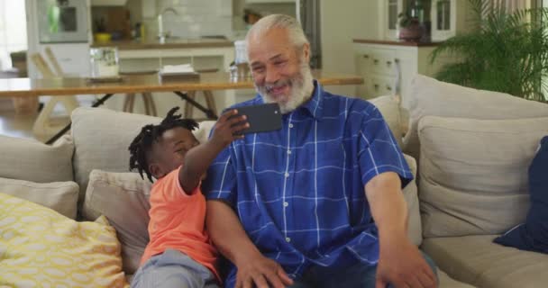 Senior African American Mand Hans Barnebarn Tilbringe Tid Hjemme Sammen – Stock-video