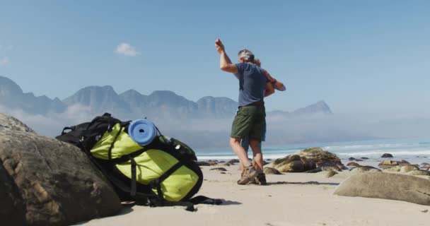 Senioren Wanderpaar Tanzt Beim Wandern Strand Trekking Wandern Natur Aktivität — Stockvideo