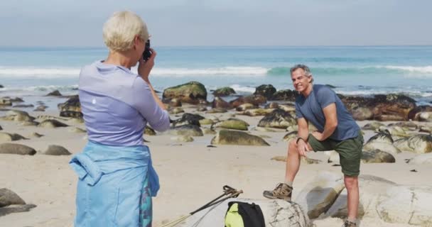 Idősebb Túrázó Képeket Készít Egy Idős Túrázó Férfiról Digitális Kamerával — Stock videók