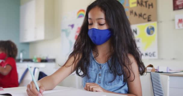 Schoolmeisje Met Gezichtsmasker Niezend Een Elleboog Onderwijs Terug Naar Veiligheid — Stockvideo