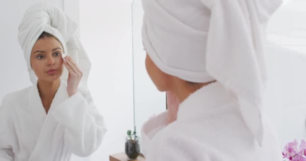 Kaukasische Frau Die Zeit Hause Verbringt Badezimmer Steht Den Spiegel — Stockvideo