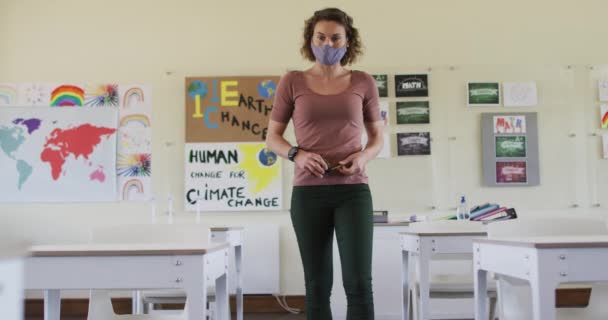 Hvid Kvindelig Lærer Iført Ansigtsmaske Skolen Der Måler Distace Mellem – Stock-video
