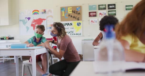 Maestra Caucásica Que Usa Mascarilla Escuela Enseñando Los Niños Aula — Vídeos de Stock