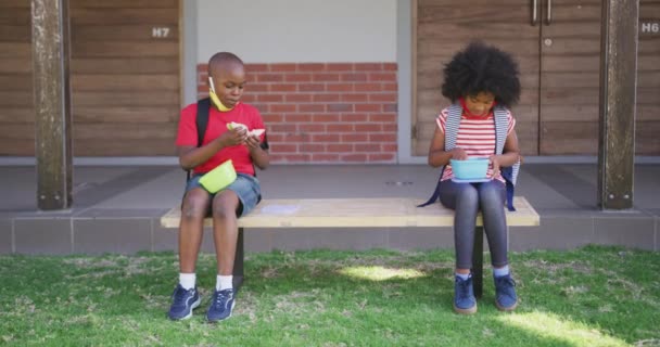 Multi Etnische Groep Van Schoolkinderen Dragen Gezichtsmaskers Zitten Trap Ontbijten — Stockvideo