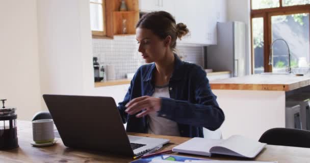 Mulher Caucasiana Trabalhando Casa Sentado Cozinha Usando Laptop Segurando Xícara — Vídeo de Stock