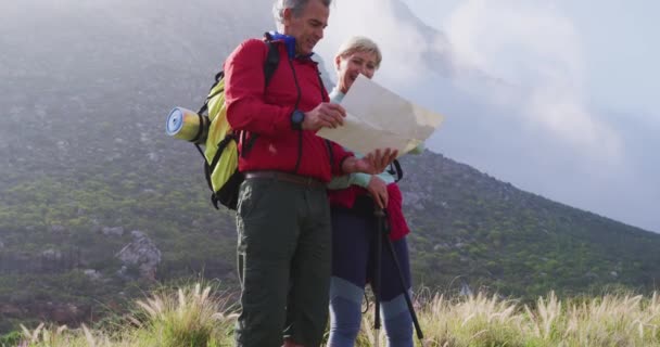 Sırt Çantalı Harita Okuyan Dağlarda Yürüyüş Yaparken Yön Gösteren Yaşlı — Stok video