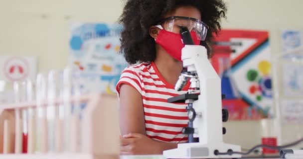 Schoolmeisje Met Gezichtsmasker Kijkend Naar Een Microscoop Onderwijs Terug Naar — Stockvideo