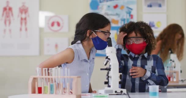 Wieloetniczna Grupa Uczniów Maskach Patrzących Mikroskop Edukacja Powrotem Bezpieczeństwa Szkolnego — Wideo stockowe
