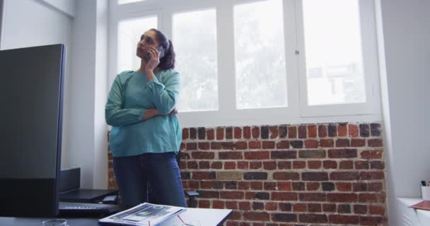 Змішана Раса Жіночий Бізнес Творчий Працює Сучасному Офісі Стоїть Біля — стокове відео