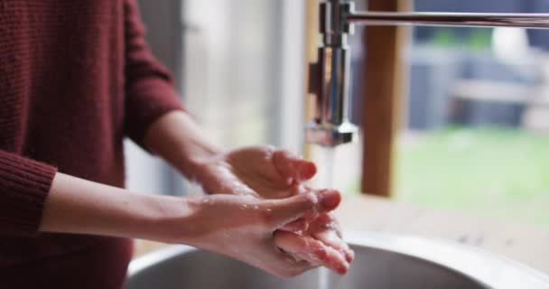 Midden Kaukasische Vrouw Brengt Tijd Door Keuken Wast Handen Zorgvuldig — Stockvideo