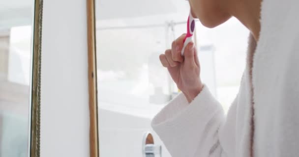 Mulher Caucasiana Passar Tempo Casa Banheiro Olhando Espelho Escovando Dentes — Vídeo de Stock