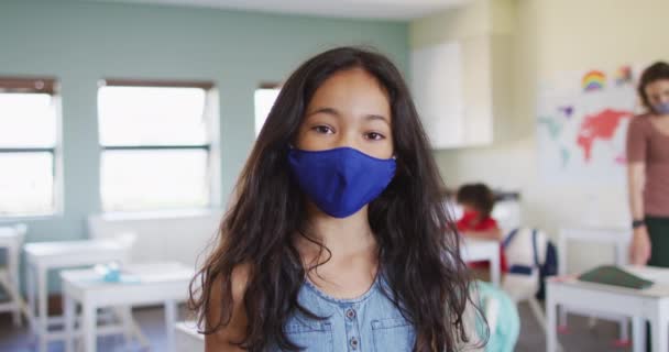 Portret Van Een Schoolmeisje Met Gezichtsmasker Kijkend Naar Camera Onderwijs — Stockvideo